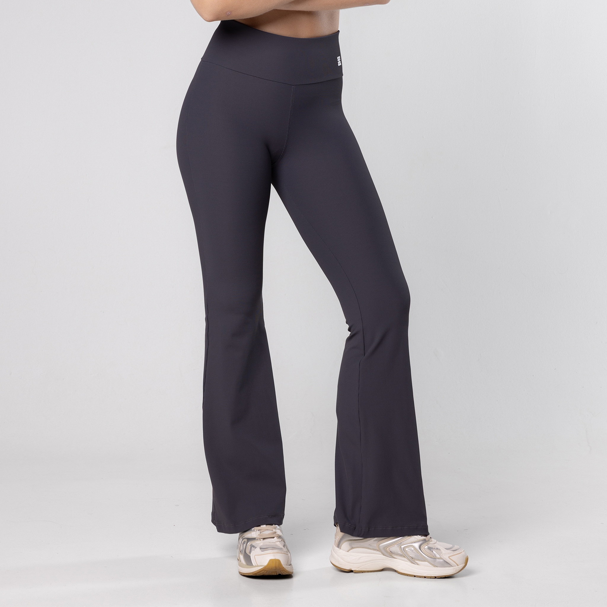 Calça Bailarina Flare Poliamida Canelado - Cinza Chumbo P Calça Bailarina Flare Poliamida Canelado - Cinza Chumbo P