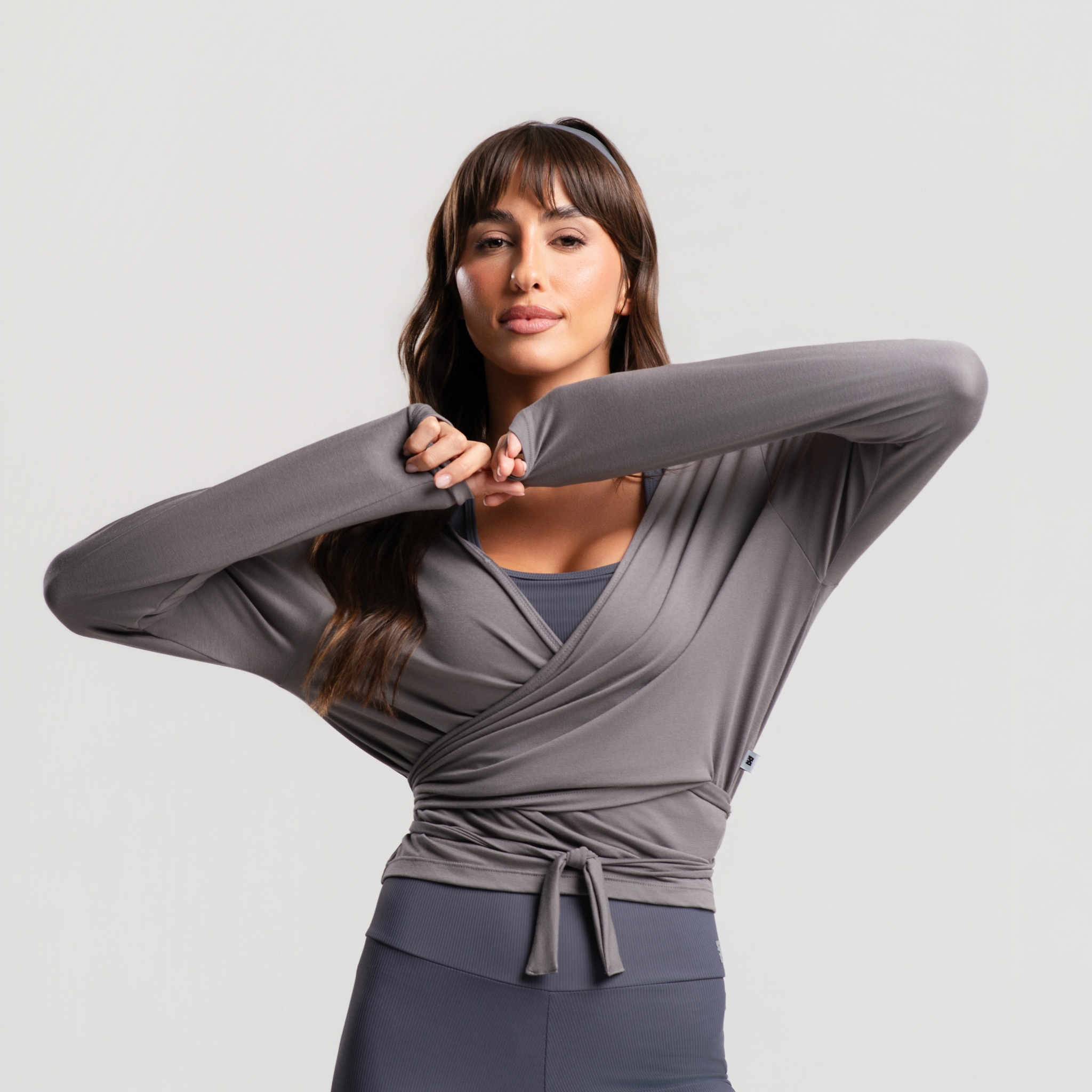 Cropped Decote V Transpassado Manga Longa Fitness Amarração - Cinza Chumbo U Cropped Decote V Transpassado Manga Longa Fitness Amarração - Cinza Chumbo U